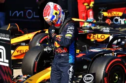 McLaren een slechte verliezer? 'Max heeft geluk dat hij op pole staat'