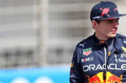 Verstappen grapt over Mercedes-wagen: "Lelijk hè"
