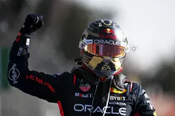 Verstappen präsentiert seinen neuen Helm für die F1-Saison 2024