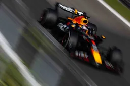 Verstappen schrijft geschiedenis, Ferrari's vechten het uit in thuisrace