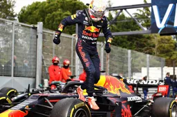 Verstappen onder indruk van Mercedes: "Geeft aan dat ze veel snelheid hebben"