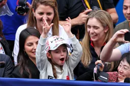 Penélope gran defensora de Max en el escenario: "¡Sí, Max!"