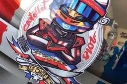 Romain Grosjean rijdt tijdens de Grand Prix van Frankrijk met een speciale helm