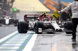 Giovinazzi en Russell crashen op weg naar de grid!
