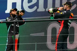 Verstappen grapt over Hamilton: "Ik zal door moeten rijden tot mijn veertigste"