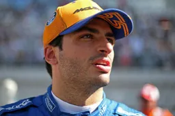 Carlos Sainz toont zijn nieuwe helm voor dit jaar