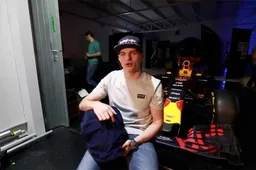 Video: De NIEUWE helm van Max Verstappen!