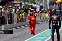 Bizarre: Ferrari team member saves dislodged tyre from Russell's Mercedes