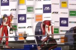 Mick Schumacher laat zien hoe je een champagne fles moet openen!