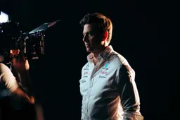 Wolff explique le motif de la Mercedes W14 noire : "Je devais enlever du poids".