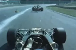 Ronnie Peterson raast in zijn Lotus over Monza (1973)