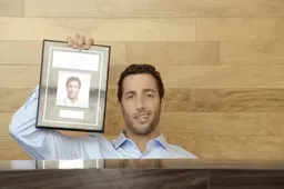 LOL! Daniel Ricciardo als assistent autoverkoper!