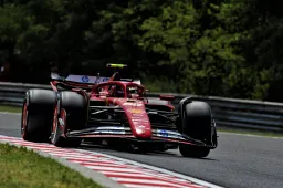 Sainz prend le rythme en Hongrie avec Verstappen et Leclerc à ses trousses