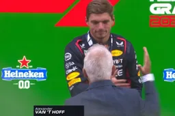 Mooie beelden: Verstappen ontvangt medaille van vader Dilano van 't Hoff