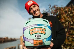 Ricciardo heeft positieve boodschap met nieuwe helm: 'Hou van iedereen'