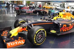 KIJKEN De bijzondere collectie van Red Bull Racing in een Oostenrijkse loods