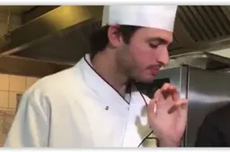 LUCHTIG: Burgerchef Sainz gaat los in de keuken