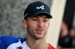 Gasly tem fotos de Verstappen, Hamilton e Norris na porta de sua garagem
