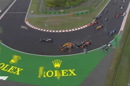 Verstappen geraakt door Norris in chaotische start in Hongarije!