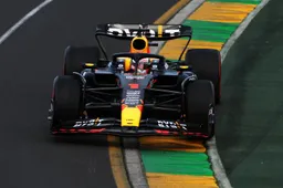 Verstappen rijdt concurrentie op afstand tijdens VT1 in Australië