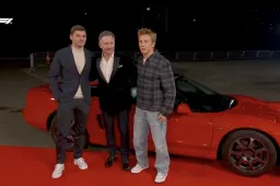 Verstappen chega com Lawson e Horner no evento F1 75