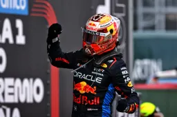 Verstappen lets Brits enjoy car that beat Hamilton in '21