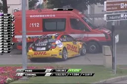 Wow! Tom Coronel crasht tegen een brandweerwagen!