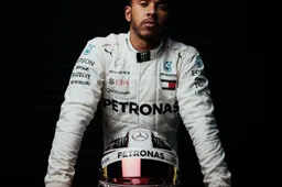 Lewis Hamilton geeft een glimp van zijn nieuwe helm voor 2018!