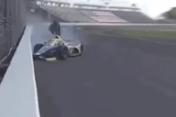 Favoriet Rossi ligt uit de Indy 500 na klapper uitkomen bocht 2!