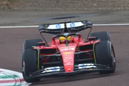 Das ist der Zeitpunkt, an dem Hamilton und Leclerc ihr Debüt in der SF-25 geben.