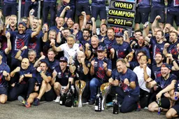 Het is officieel: Verstappen heeft de trofee en is echt wereldkampioen!
