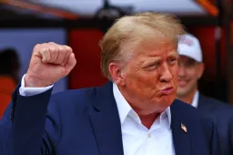Donald Trump im Gespräch mit den F1-Bossen in Miami