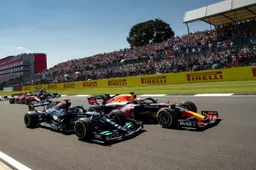 Hamilton nam met een reden risico’s: ‘Hij moest voorbij Verstappen komen’