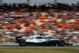 Hamilton dankt god en team voor zijn overwinning