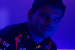 Verstappen poseert op nieuwe Red Bull-foto's en neemt grappige filmpjes op