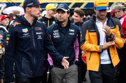 Sainz: "Verstappen is bijna beter dan Hamilton, maar in Spa zat Max fout"