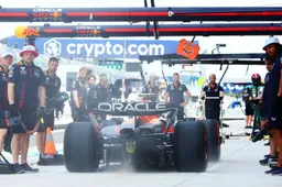 Perez snijdt Piastri af in de pitstraat tijdens VT3 Miami
