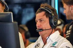 Wolff desea suerte a Hamilton en el futuro: 'Si nosotros no podemos, esperamos que él sí'