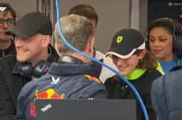 Hilariteit in Red Bull-pitbox: Horner plakt Ferrari-petje af