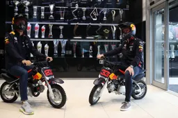 Verstappen en Albon kunnen niet stoppen met racen; met minibikes door de fabriek