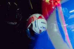 Stroll's special helmet in collaboration with American automotive company