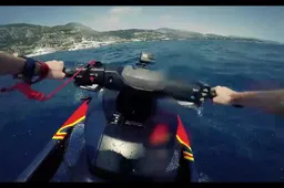 Video: Max vermaakt zich op het water bij Monaco