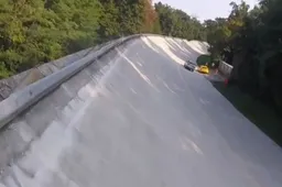 Hulkenberg en Sainz ervaren hoe steil de oude Monza-bochten zijn!