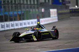 Due manifestanti disturbano la partenza della Formula E