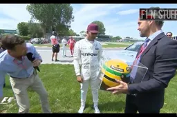 Video: Hamilton krijgt een helm gedragen door Senna