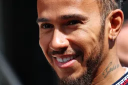 Hamilton moest door 'onzin' ingrijpen tijdens F1-film Brad Pitt