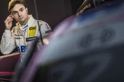 DTM-coureur Lucas Auer ramt marshal in de pits