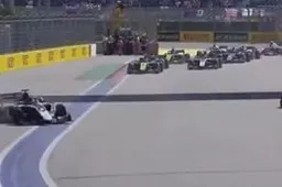 Hier zijn de beelden van de crash in de Formule 2