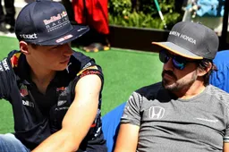 Hamilton ziet in Alonso teammaat Verstappen: "Jullie hebben een leeg stoeltje..."