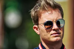 Rosberg merkt op: 'Hamilton had Verstappen daar voorbij moeten laten'